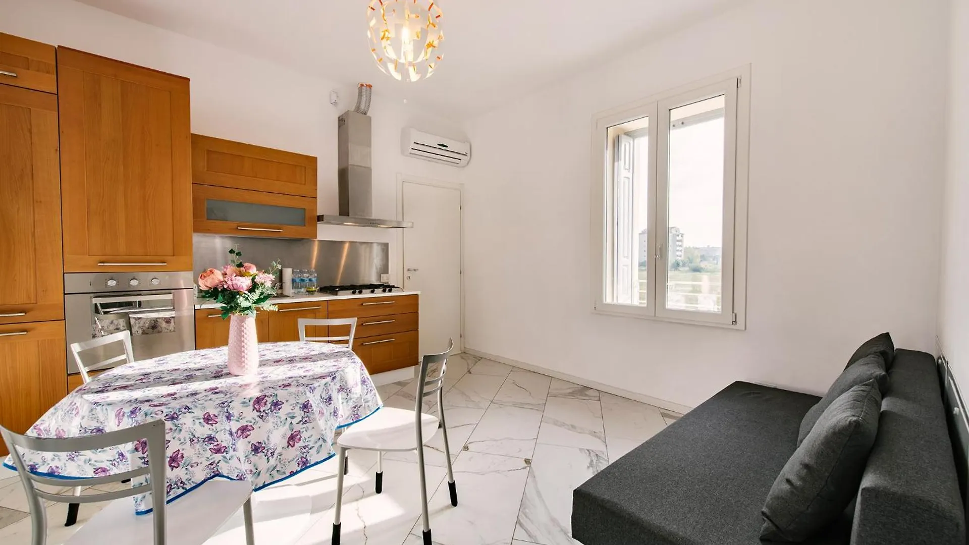 Villa Dei Sogni Appartamento Vicino Ospedale Borgo Trento,Fiera E Arena Di ヴェローナ 0*,  イタリア